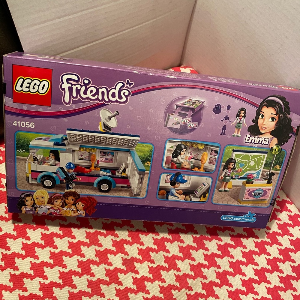 LEGO Friends Set #41056 Heartlake News Van - Picture 3 of 5